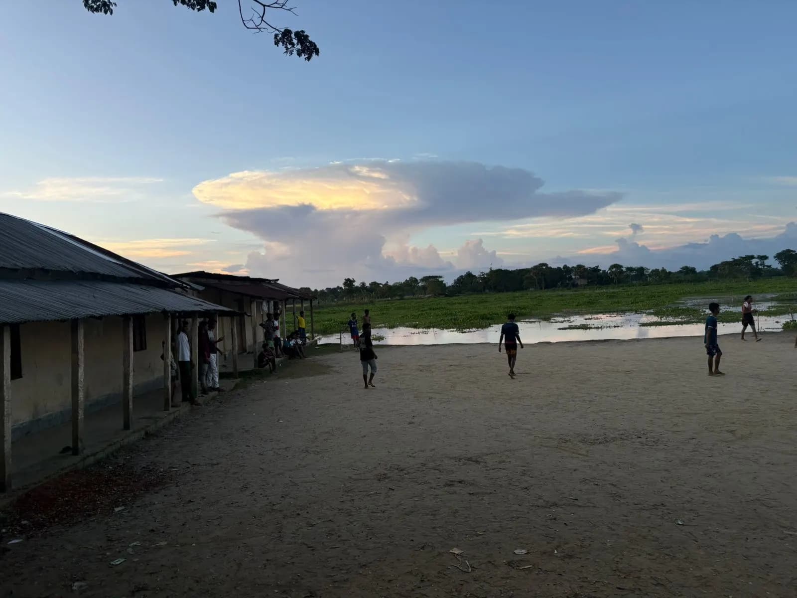 আতকাপারা উচ্চ বিদ্যালয় খেলার মাঠ